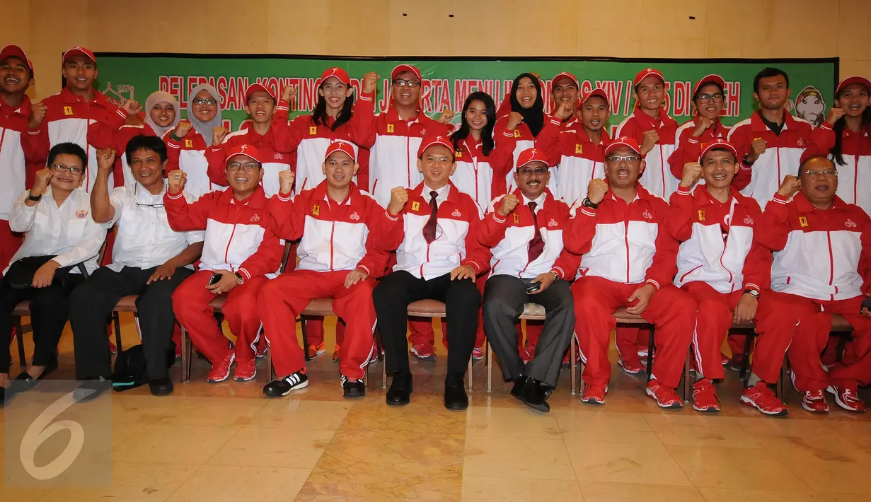 Gubernur DKI Jakarta, Basuki T Purnama (tengah) berfoto bersama kontingen atlit mahasiswa DKI Jakarta Pomnas XIV/Aceh di Balai Agung Jakarta, Selasa (10/11/2015). Jakarta menerjunkan 310 atlit berikut official. (Liputan6.com/Helmi Fithriansyah)  
