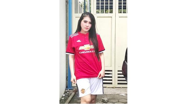 6 Potret Via Vallen Pakai Jersey Manchester United, Makin Cantik Saja