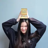 Stephanie Poetri tenteng piala MAMA 2019. (dok. Instagram @stephaniepoetri/https://www.instagram.com/p/B5pTa52pvwo/)
