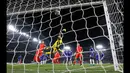 Kiper Chelsea,  Thibaut Courtois gagal menghalau bola sundulan pemain PSG pada leg kedua 16 besar Liga Champions di Stadion Stamford Bridge, London, Inggris (11/3/15) . Chelsea bermain imbang 2-2 dengan Paris St Germain. (Reuters/Stefan Wermuth)