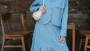 Tampil lebih feminim dengan blue on blue, mengenakan atasan kemeja berkantong dipadukan rok panjang pleated serta kerudung instan abu-abu. Membawa shoulder bag putih dan mengenakan heels strap silver. [@ansellmaputri]