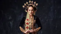 Potret Luna Maya Pakai Baju Pengantin Adat Jawa (sumber: instagram/victoria_makeupatelier)