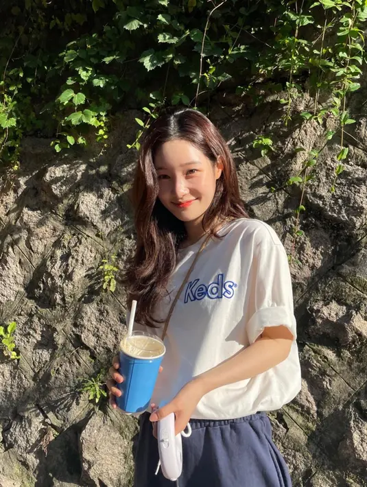 Jung Chaeyeon juga mudah menyebarkan bahagia dengan senyumnya yang manis. (FOTO: instagram.com/j_chaeyeoni/)