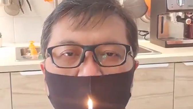  Pria  Ini Bagikan Cara Pakai Masker  Scuba yang Efektif 