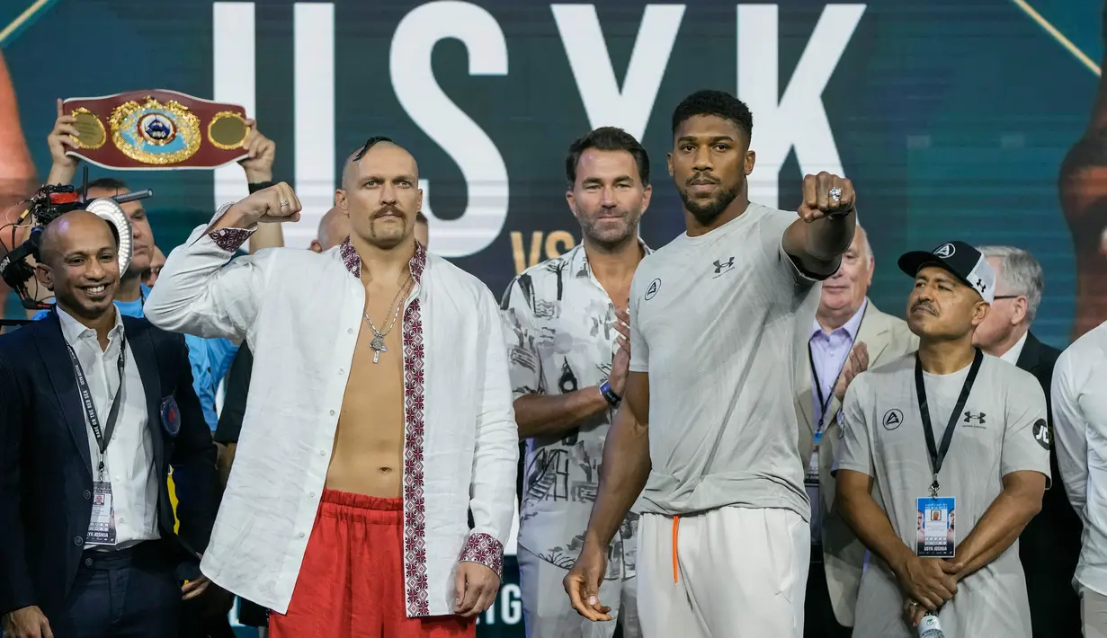 Petinju Inggris Anthony Joshua (kedua kanan) dan petinju Ukraina Oleksandr Usyk (kedua kiri) berhadapan saat penimbangan di King Abdullah Sports City, Jeddah, Arab Saudi, 19 Agustus 2022. Joshua dijadwalkan melawan juara bertahan Usyk dalam pertandingan ulang tinju kelas berat di Jeddah pada 20 Agustus. (AP Photo/Hassan Ammar)