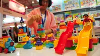 Sejumlah mainan lego dipajang dalam pameran mainan dan elektronik di Jakarta Internasional Expo, Jakarta, Rabu (22/8). Pemeran berskala internasional ini berlangsung selama 3 hari. (Liputan6.com/Helmi Afandi)