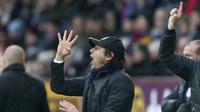 Ekspresi pelatih Chelsea, Antonio Conte memberikan instruksi kepada anak asuhnya pada anjutan Premier League di Turf Moor stadium, Burnley (12/2/2017).  Chelsea bermain imbang 1-1 lawan Burnley. (AP/Dave Thompson)