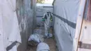 Angka tersebut mencakup sekitar 90% dari total populasi Gaza, di mana banyak yang telah berpindah tempat tinggal beberapa kali akibat konflik yang berlangsung. Tampak dalam foto, seorang pengungsi Palestina menyemprotkan cairan disinfektan pada jalan setapak dan tenda-tenda untuk membasmi serangga dan hewan pengerat di kamp pengungsian Khan Yunis, Jalur Gaza Selatan pada Rabu 22 April 2026. (Bashar Taleb/AFP)