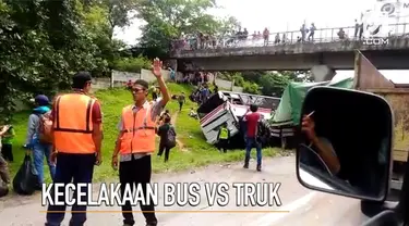 Kecelakaan bus terjadi di Jalan Tol Jakarta-Cikampek KM 50. Peristiwa tersebut melibatkan bus Prima Jasa dan sebuah truk.