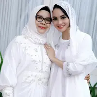Ririn Ekawati dan mendiang ibu (Instagram @ririnekawati)
