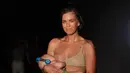 Model Mara Martin berpose di atas runway sambil menyusui bayinya selama Miami Swim Week 2018 di Florida, Minggu (15/8). Mara Martin memamerkan pakaian renangnya saat memberi air susu ibu (ASI) kepada Aria yang berusia lima bulan. (AP/Lynne Sladky)