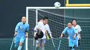 Pemain FC Alvorada Kawasaki (tengah) menendang bola saat pertandingan final kejuaraan nasional melawan  FC Kyushu Bairaor di Fujitsu Stadium Jepang. Kejuaraan ini diperuntukkan untuk orang yang memiliki cacat fisik. (Aflo/Rex Shutterstock/Dailymail)