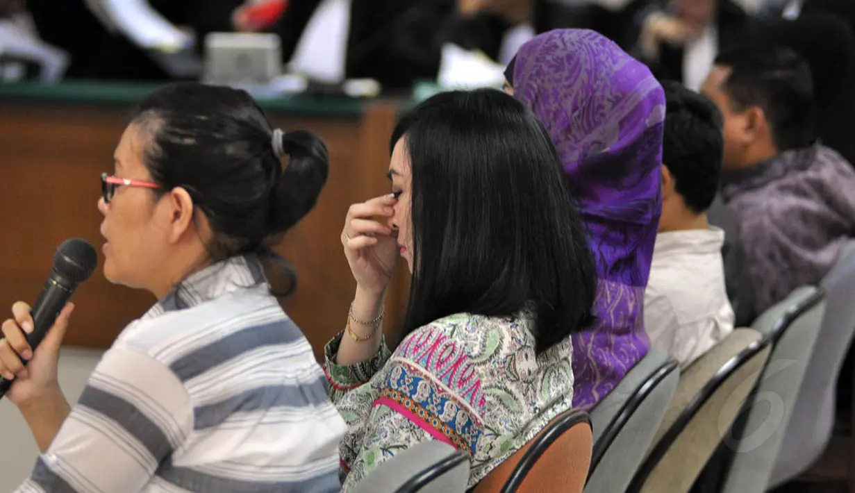 Mantan Putri Indonesia 2001 itu sempat sesenggukan ketika berulang kali menyebut nama almarhum suaminya, Adjie Massaid saat memberi kesaksian di Pengadilan Tipikor, Jakarta, Kamis (14/8/14). (Liputan6.com/Miftahul Hayat)