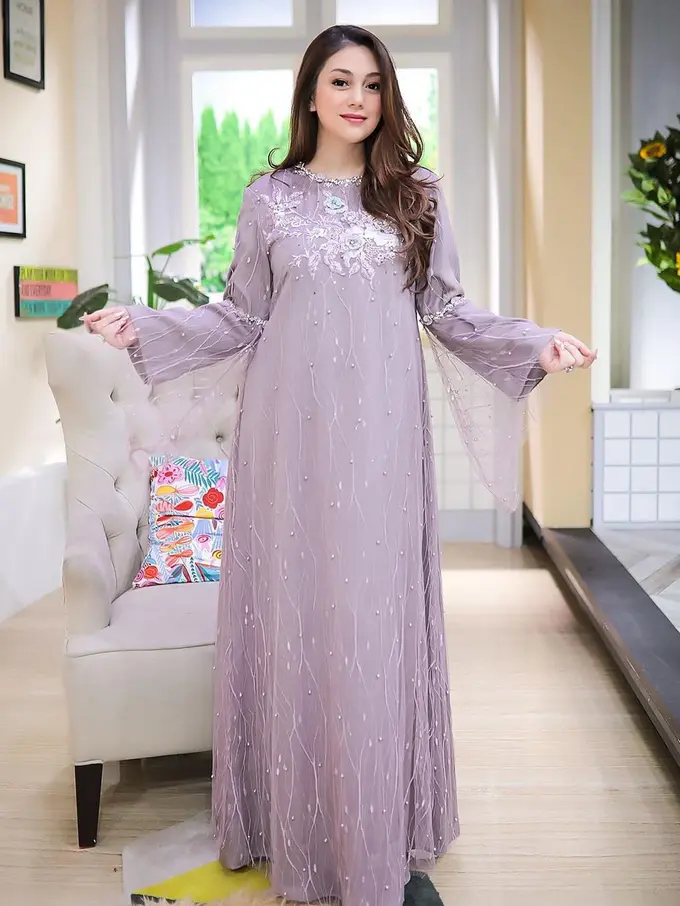 8 Potret Celine Evangelista saat Pakai Kaftan, Bisa Jadi Inspirasi