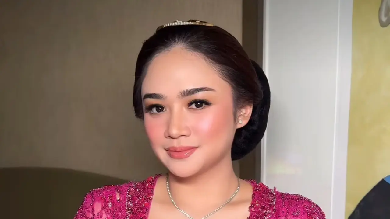 Tiara Serta Safeea di Acara Ngunduh Mantu Al Ghazali dan Alyssa Daguise.