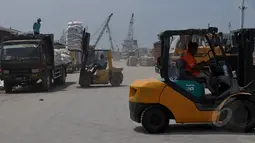 Sejumlah Buruh saat bongkar muat bahan pokok makanan di Pelabuhan Sunda Kelapa, Jakarta, Senin (24/3). Menteri Ketenagakerjaan Hanif Dhakiri mengatakan upah buruh perusahaan harus naik setiap tahunnya. (Liputan.com/Johan Tallo)