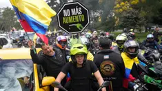 Pengendara sepeda motor menggelar pawai memprotes kenaikan harga bahan bakar minya (BBM) di Bogota, Kolombia, Senin (28/8/2023). (AP Photo/Fernando Vergara)