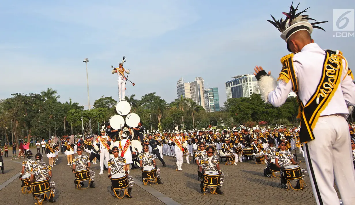 Parade marching band para sekolah tinggi di bawah Kementerian Perhubungan saat acara puncak Hari Perhubungan Nasional di Lapangan Silang Monas, Jakarta, Minggu (17/9). Acara tersebut turut dihadiri Menhub Budi Karya Sumadi (Liputan6.com/Immanuel Antonius)