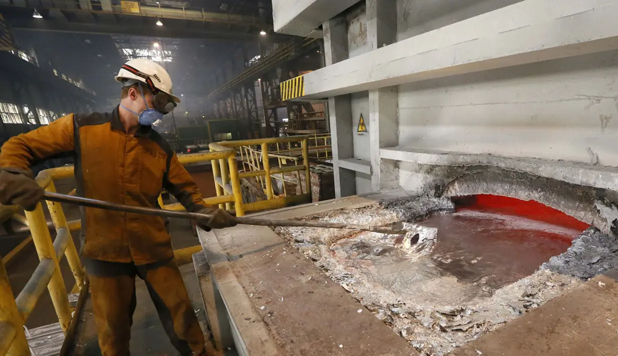 Usai mendapat restrukturisasi utang dari lembaga penyedia jasa keuangan, Portigon AG, Russal Krasnoyarsk diprediksi akan menjadi produsen aluminium terbesar di dunia, (8/7/2014). (REUTERS/Ilya Naymushin) 