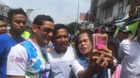 Pedagang Tanah Abang foto bersama Sandiaga Uno (Liputan6.com/ Delvira Chaerani Hutabarat)