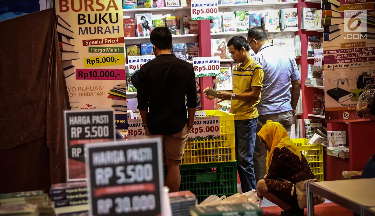 Pengunjung memilih buku untuk dibeli saat mengunjungi pameran Indonesia International Book Fair (IIBF) 2017 di JCC, Jakarta,Rabu (6/9). (Liputan6.com/Angga Yuniar)