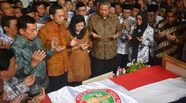 Mantan Presiden Republik Indonesia Susilo Bambang Yudhoyono (kelima kanan)  beserta Ani Yudhoyono dan Edhie Baskoro Yudhoyono saat berdoa didepan peti jenazah Sulistyo di Semarang, Selasa (15/4). (Gholib)