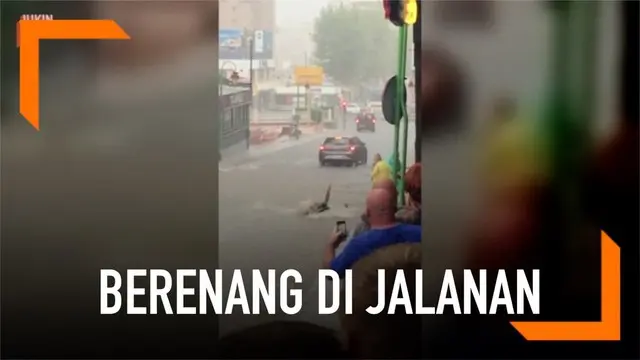 VIDEO: Aksi Pria Berenang di Jalanan Banjir