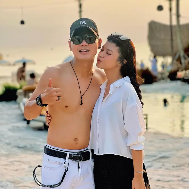 Tri Suaka dan Nabila Maharani Honeymoon