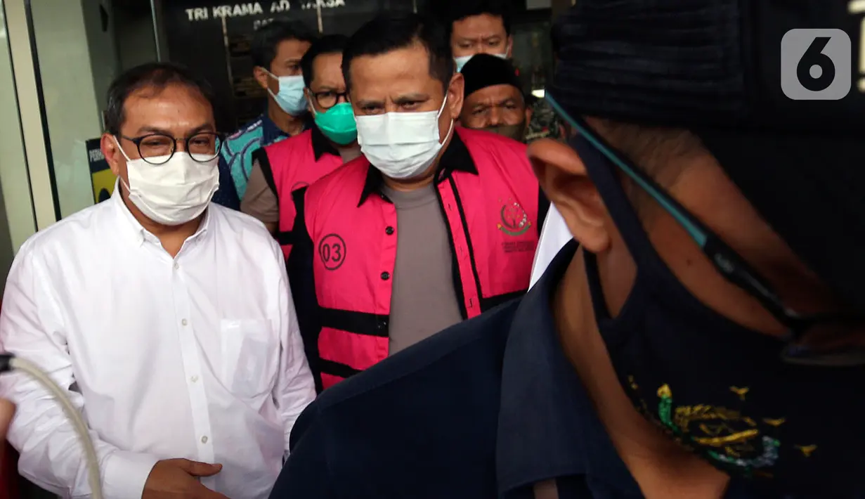 Bareskrim Polri menyerahkan tersangka dan barang bukti kasus hilangnya red notice Djoko Tjandra ke Kejaksaan Negeri (Kejari) Jakarta Selatan, Jumat (16/10/2020). Mereka adalah Irjen Napoleon Bonaparte, Brigjen Prasetijo Utomo, dan Tommy Sumardi. (Liputan6.com/Johan Tallo)