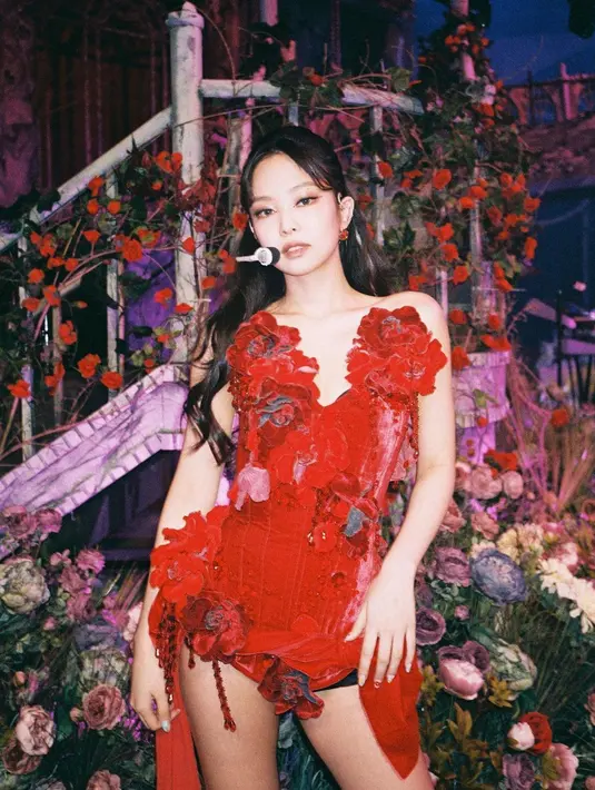 Mini corset dress penuh bunga yang dikenakan Jennie pada The Show juga tak luput dari perhatian para Blink! [@jennierubyjane]