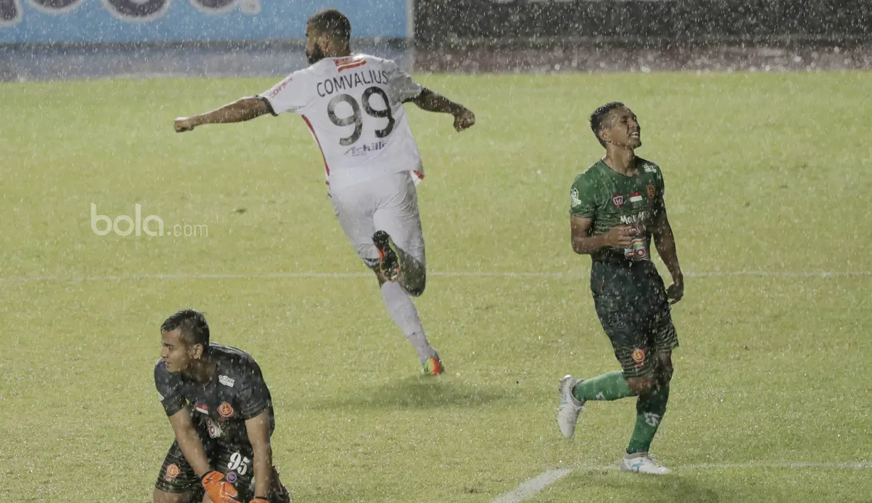 Striker Bali United, Comvalius, melakukan selebrasi usai mencetak gol ke gawang PS TNI pada laga lanjutan liga 1 di Stadion Pakansari, Bogor, Senin (10/7/2017). Bali United menang 4-3 atas PS TNI. (Bola.com/M Iqbal Ichsan)