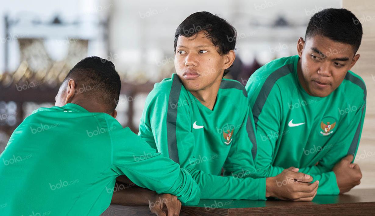 Para mantan pemain timnas Indonesia U-23, Adam Alis, Teguh Amiruddin dan Abduh Lestaluhu kembali berkumpul dan saling melepas kangen. (Bola.com/Vitalis Yogi Trisna)