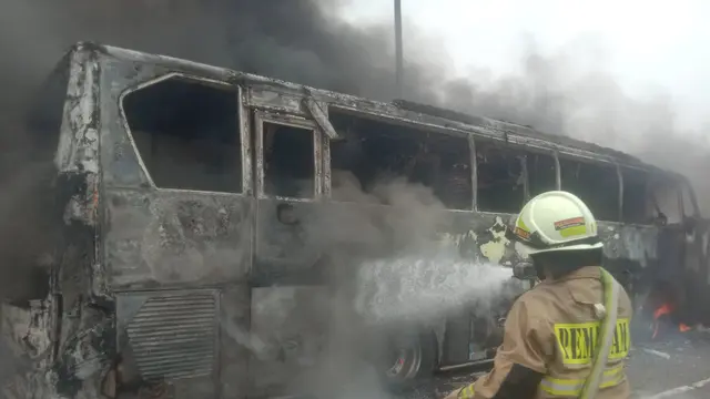 Sebuah bus yang membawa 58 anak Taman Kanak-Kanak (TK) terbakar di Jalan Tol Wiyoto Wiyono KM 03, Kelurahan Cipinang Besar Utara, Kecamatan Jatinegara, Jakarta Timur.