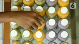 Dika merapikan minuman jelly buatannya di rumahnya di Kawasan Gandasari, Kecamatan Jatiuwung, Kota Tangerang, Sabtu (21/8/2021). Penerapan PJJ pada pelajar akibat pandemi COVID-19, dimanfaatkan oleh seorang siswa kelas 12 dari SMK PGRI 109 Tangerang. (Liputan6.com/Angga Yuniar)