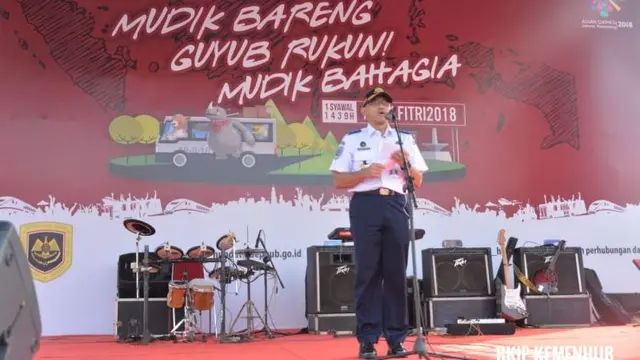 Sekretaris Jenderal Kementerian Perhubungan Djoko Sasono melepas peserta mudik gratis Kemenhub tahap pertama di Monas pada Sabtu (9/6/2018). (Dok Kemenhub)