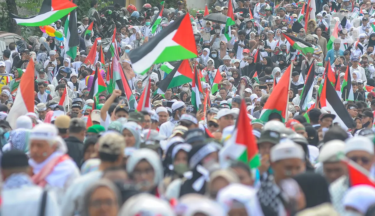 Mereka berkumpul sambil menyerukan semangat untuk saudara di Palestina. (merdeka.com/Arie Basuki)