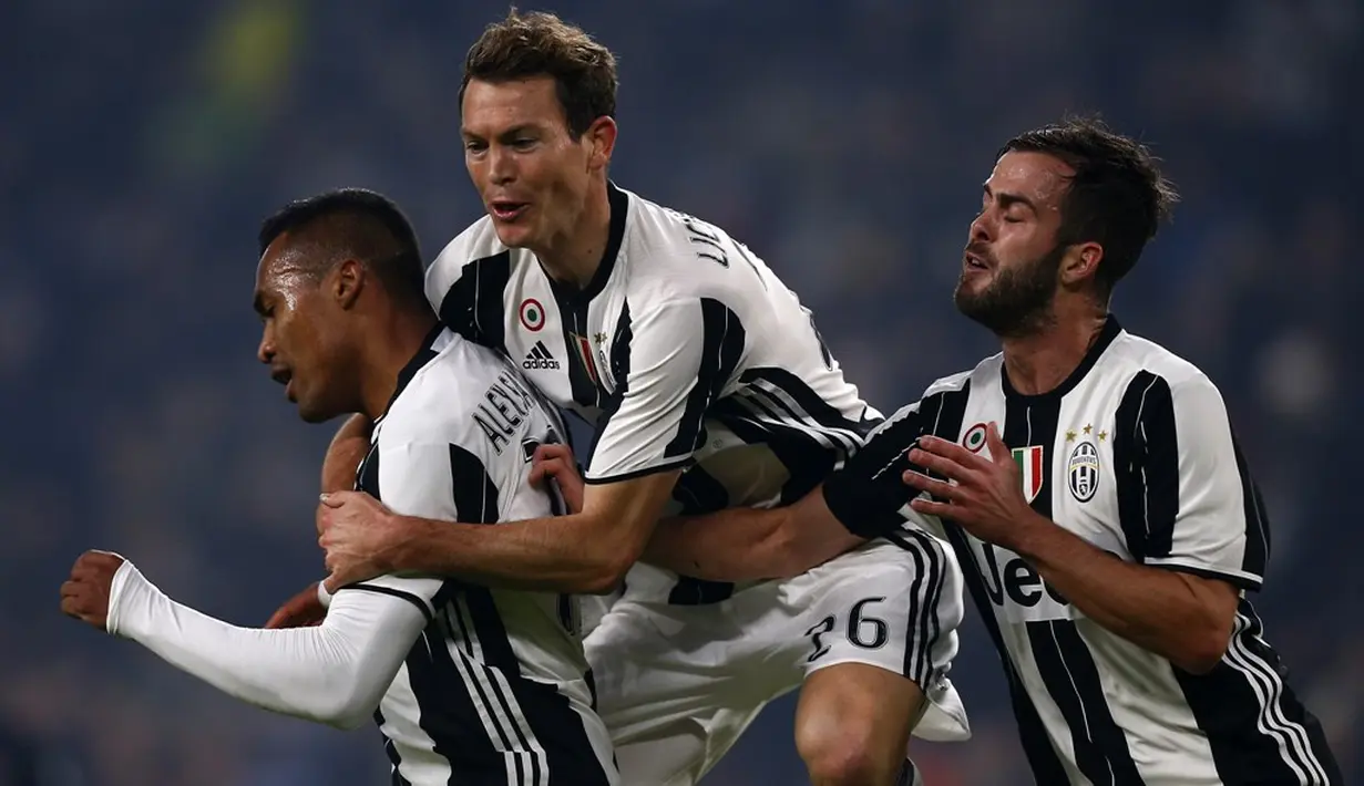 Juventus membuka keunggulan melalui Alex Sandro pada menit ke-15. Aksi individu pemain asal Brasil itu dari sisi kiri dituntaskan tembakan keras yang bersarang di pojok gawang Marco Sportiello. (AFP/Marco Bertorello)