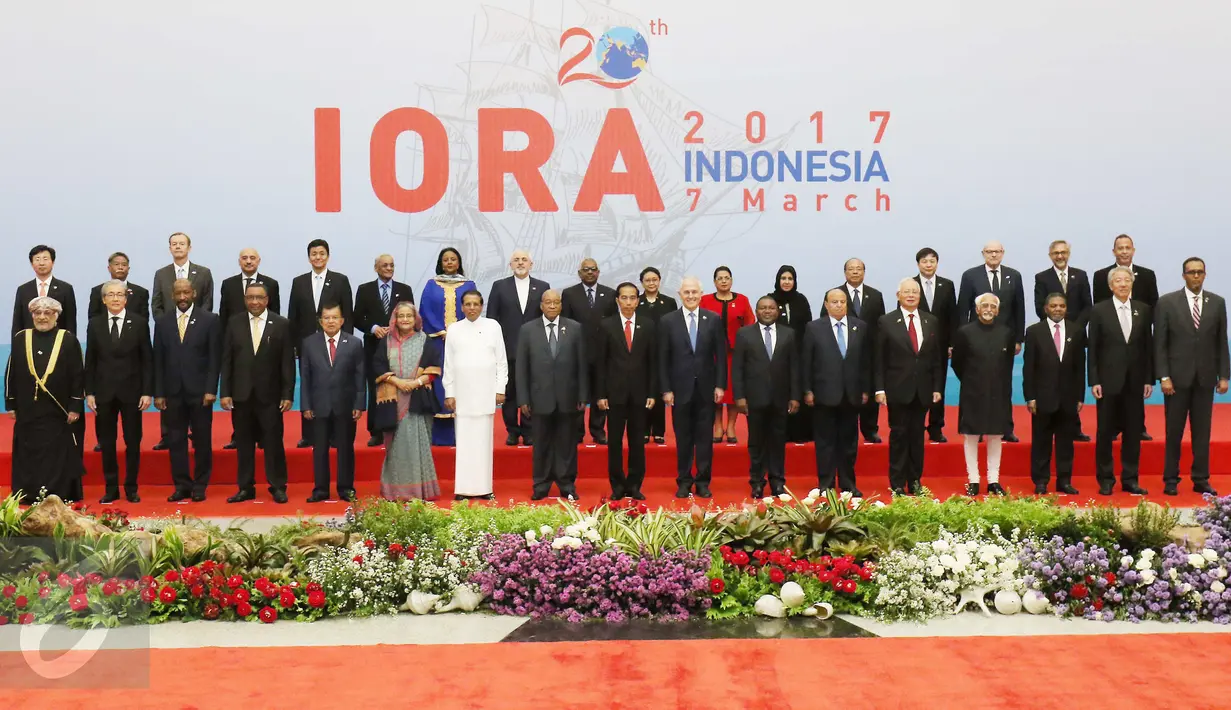 Sejumlah pimpinan, menteri luar negeri anggota Indian Ocean Rim Association (IORA) serta organisasi internasional lainnya berfoto bersama sebelum acara pembukaan KTT IORA 2017 di Jakarta Convention Centre, Selasa (7/3). (Liputan6.com/Angga Yuniar)