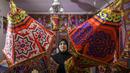 Lentera tradisional "fanous" untuk dekorasi menjelang bulan suci Ramadan ditunjukkan oleh perajin Palestina, Reham Shurab, di bengkel rumahnya di Khan Yunis di Jalur Gaza Selatan pada Senin 13 Maret 2023. Menjelang Ramadan, biasanya warga Palestina mulai menghiasi jalanan dengan bendera warna-warni dan lampu-lampu yang sangat meriah. (SAID KHATIB/AFP)