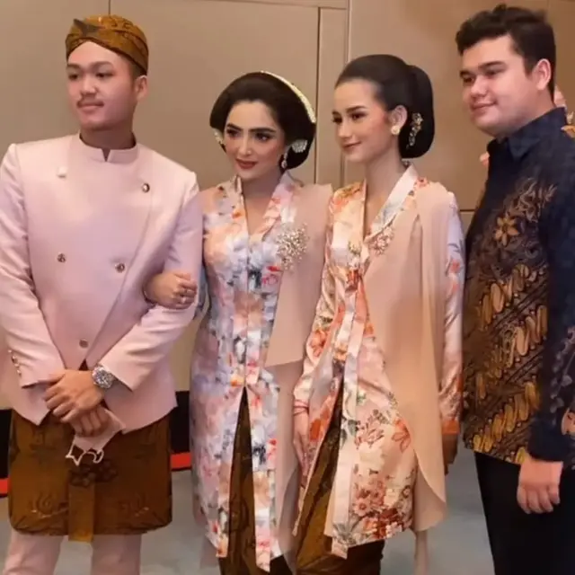 6 Potret Anggun Sarah Menzel di Acara 7 Bulanan Aurel Hermansyah, Bak Gadis Jawa