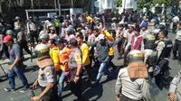 Demo mahasiswa di Makassar berakhir rusuh.