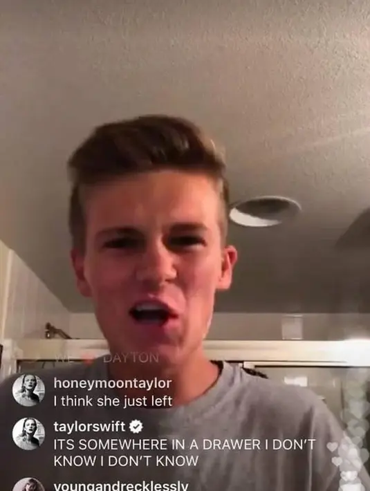 Melansir E! News, Selasa (10/10/2017), tiba-tiba Taylor muncul dalam sesi Live Instagram salah satu fansnya. Dalam momen itu, fansnya bertanya di mana lagu "All Too Well" versi yang berdurasi sepuluh menit berada. (Doc. Enews)