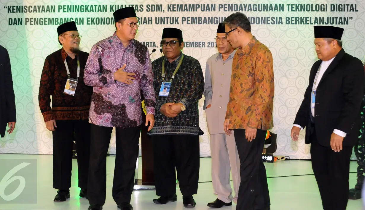 Menteri Agama Lukman Hakim Saifudin (ketiga kiri) berbincang dengan pengurus Lembaga Dakwah Islam Indonesia di Jakarta, Selasa (8/11). Munas bertujuan membangun perpektif baru dalam kehidupan berbangsa dan bernegara. (Liputan6.com/Helmi Fithriansyah)