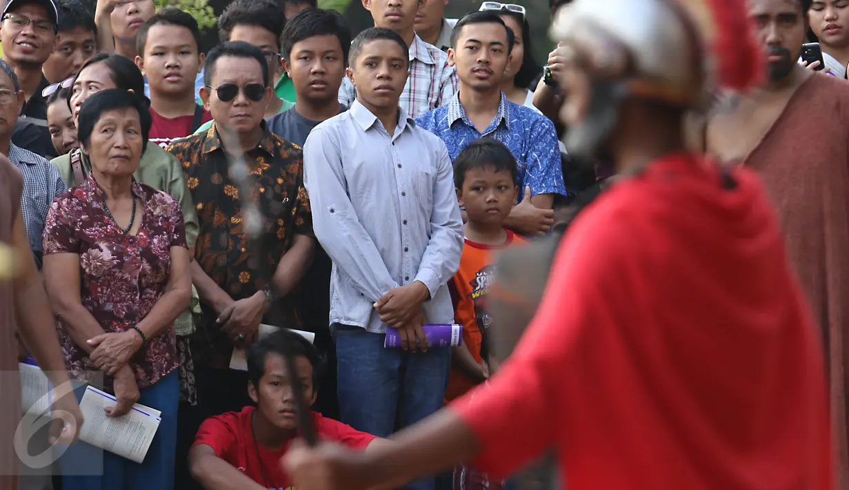Umat Kristiani menyaksikan prosesi Jalan Salib pada perayaan Paskah di Gereja Paroki St Matius Penginjil, Tangerang, Jumat (14/4). Proses Jalan Salib dimaksudkan untuk menceritakan kesengsaraan Yesus Kristus saat disalib. (Liputan6.com/Angga Yuniar)