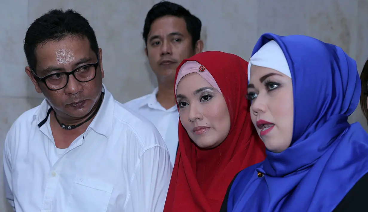 Elma Theana datang bersama kuasa hukumnya. Ia mengaku tidak mengetahui masalah pelecehan yang dilakukan oleh bekas gurunya tersebut. Meski ia kenal dengan korban, ia mengaku tidak mengetahui mengenai pencabulan tersebut. (Deki Prayoga/Bintang.com)