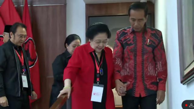 Momen Jokowi Gandeng Tangan Megawati saat Rakernas III PDIP