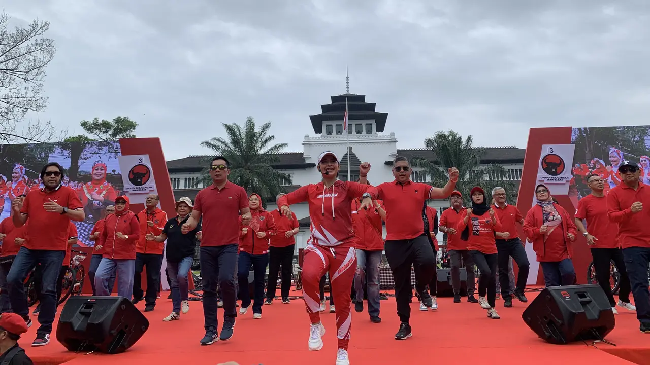 PDI Perjuangan (PDIP) menggelar Senam Indonesia Cinta Tanah Air (Sicita) di depan Gedung Sate, Jalan Diponegoro, Kota Bandung, Jawa Barat, Sabtu (28/1/2023)