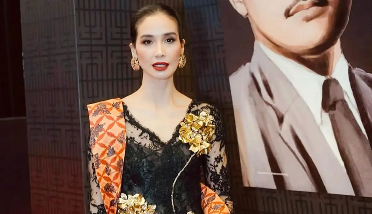 Kebaya hitam yang dipadukan dengan kain batik sebagai selendang serta bunga ini berhasil mencuri perhatian. Dirinya juga tampil dengan makeup flawless serta rambut yang ditata dengan rapi. (Liputan6.com/IG/@marshatimothy)