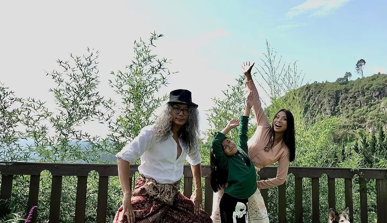 <p>Potret unik terlihat dari Shareefa Daanish dan keluarga. Kali ini, mereka menampilkan gaya lebaran yang unik terlihat dari setiap anggota keluarganya.</p>