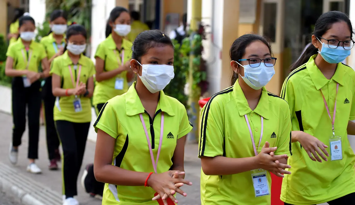 Sejumlah pelajar mengenakan masker saat beraktivitas di sebuah sekolah di Phnom Penh (28/1/2020). Selain Kamboja, negara-negara Asia Tenggara seperti Thailand, Vietnam, dan Singapura sudah lebih dulu mengkonfirmasi temuan infeksi virus corona. (TANG CHHIN SOTHY/AFP)